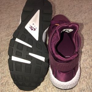 Nike women’s air huarache run SE